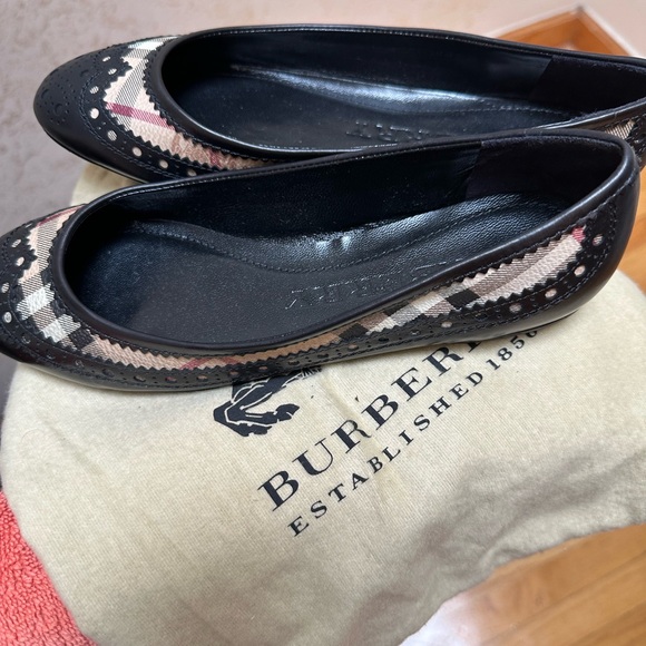 Burberry Women's Black and Cream Loafers - Picture 1 of 4